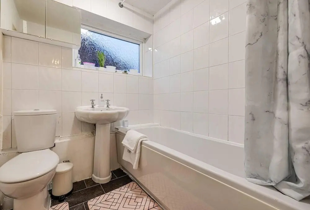 Lovely 2 Bedroom Apartment With Fireplace