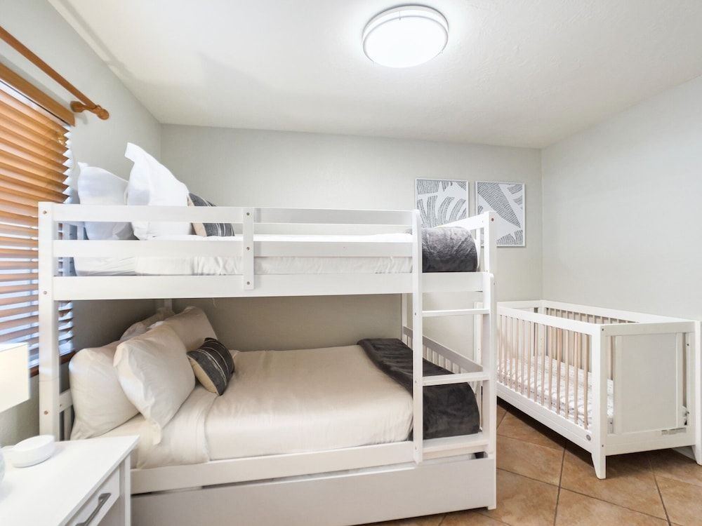 Chandler Earhart 4 Bedroom Home by RedAwning