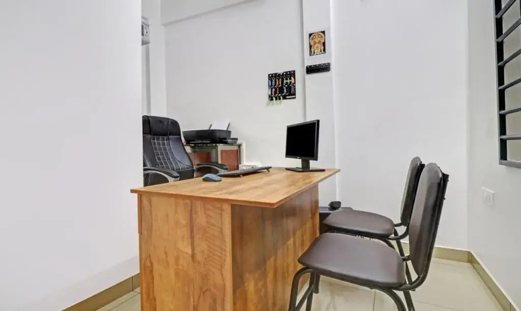 Nirupama,Hotel Aluva 700 Mtr From Aluva Railway Station