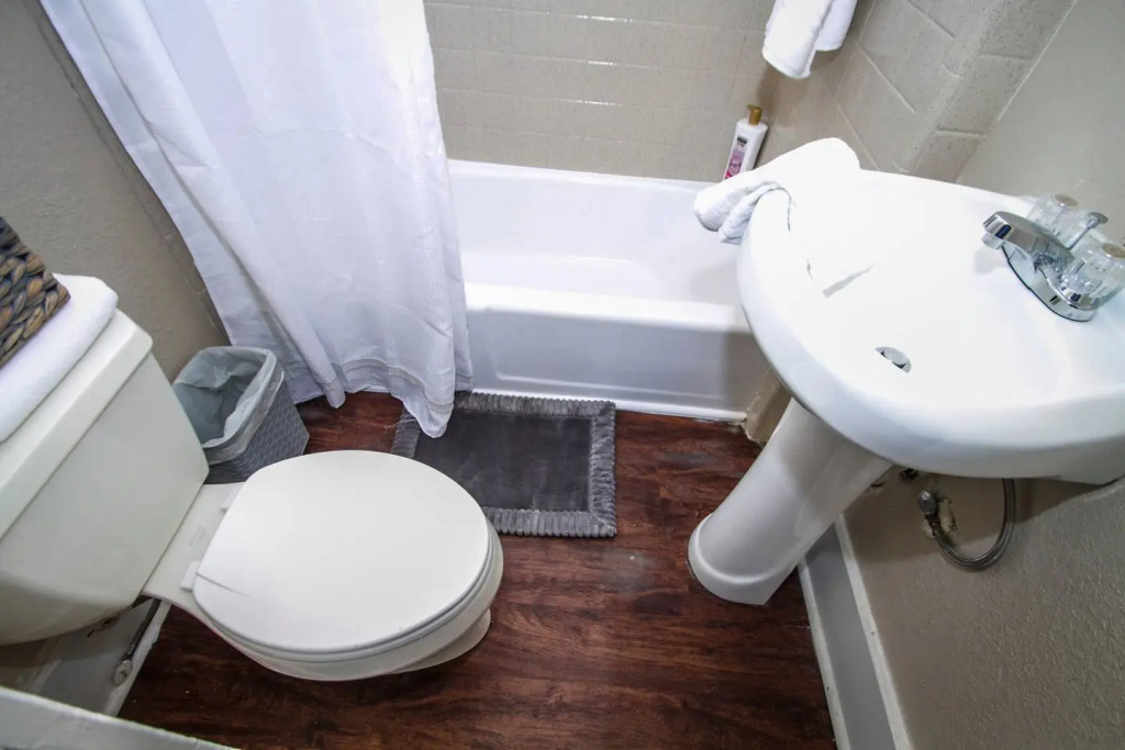 Virginia #A Cozy 2BA/1BA near Downtown Sleeps 8