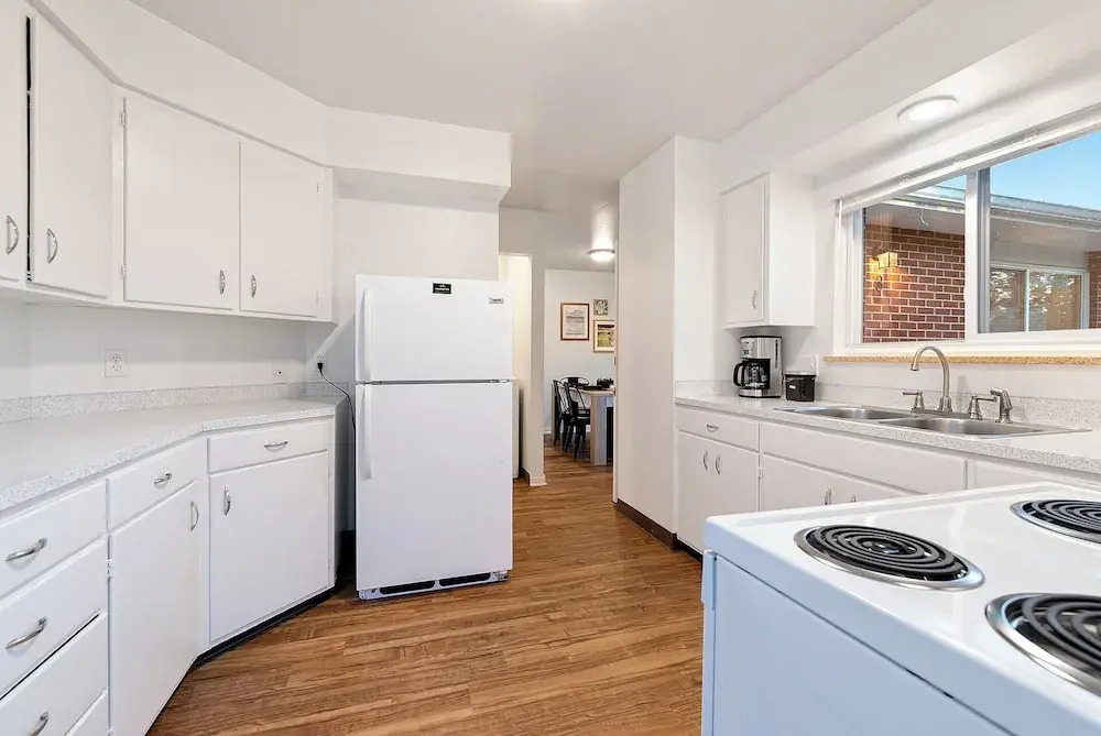 Orchard Flats Perfect Group Stay w/ Yard and BBQ