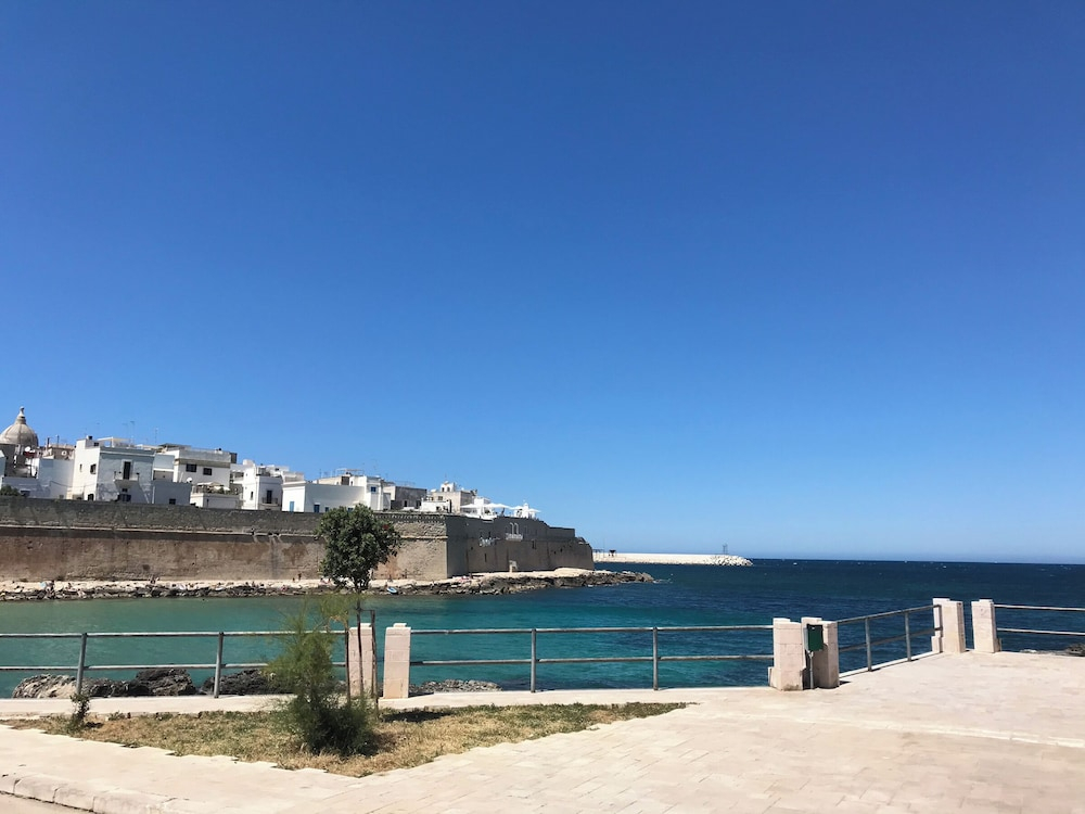Seafront Apartments by Carlo V Castle, Monopoli Old Town - HelloAPULIA Al Castello di Amec