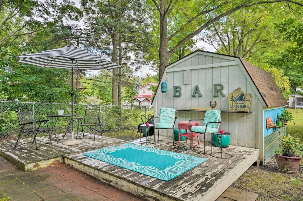 Darling Cottage ~ 1 Mi to Lake Erie Beach!