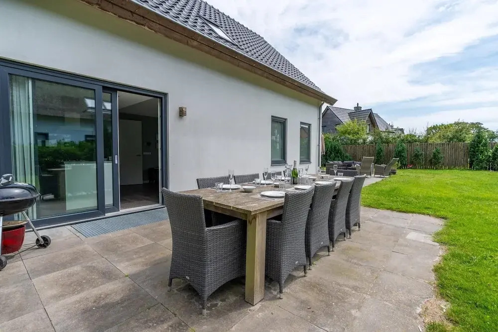 Spacious and Bright 10-person Holiday Villa