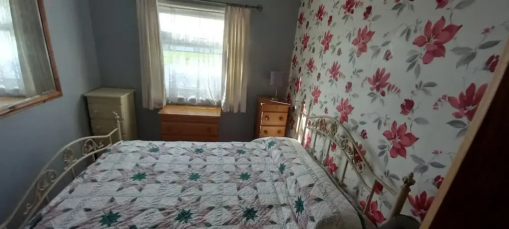 3 Bed Chalet - Sleeps 6 - Parking - Garden - Wifi