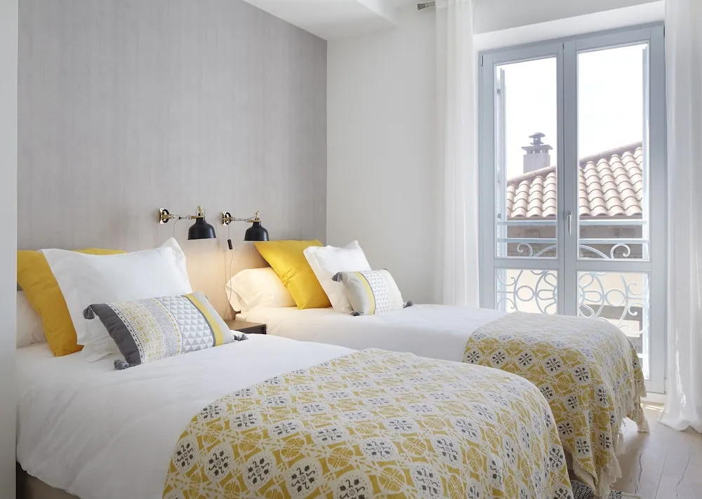 H SUITE3B by Smiling Rentals