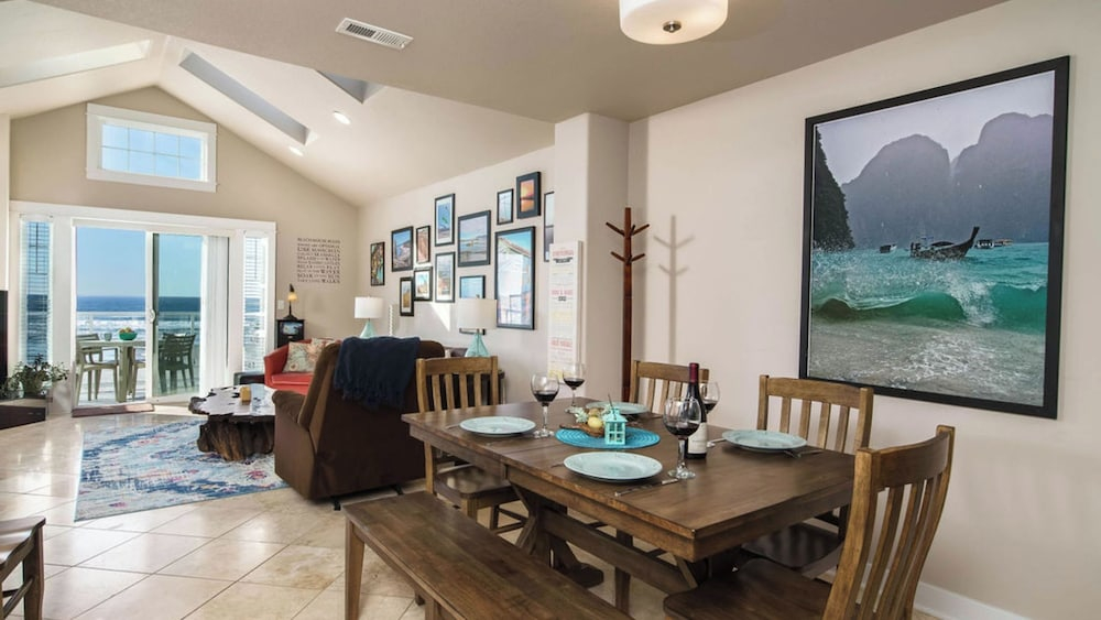 Moonlight by Avantstay Modern Home w/ Views & Direct Access to Rockaway Beach