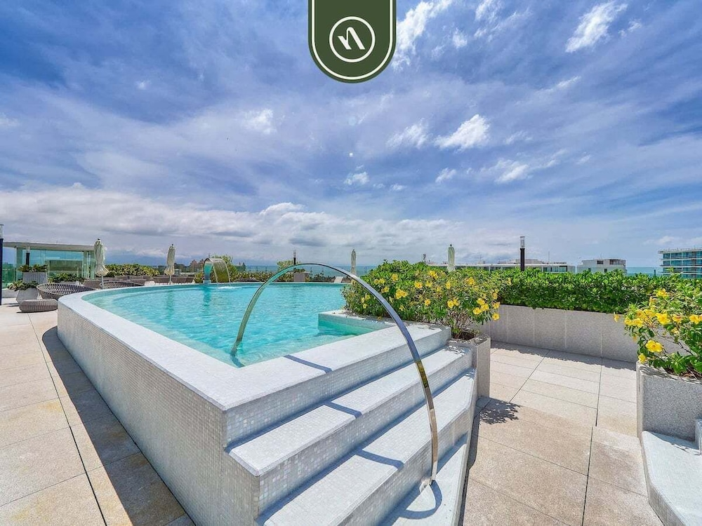 Luxury 3 BR Condo - Beach Access 1 Block Away