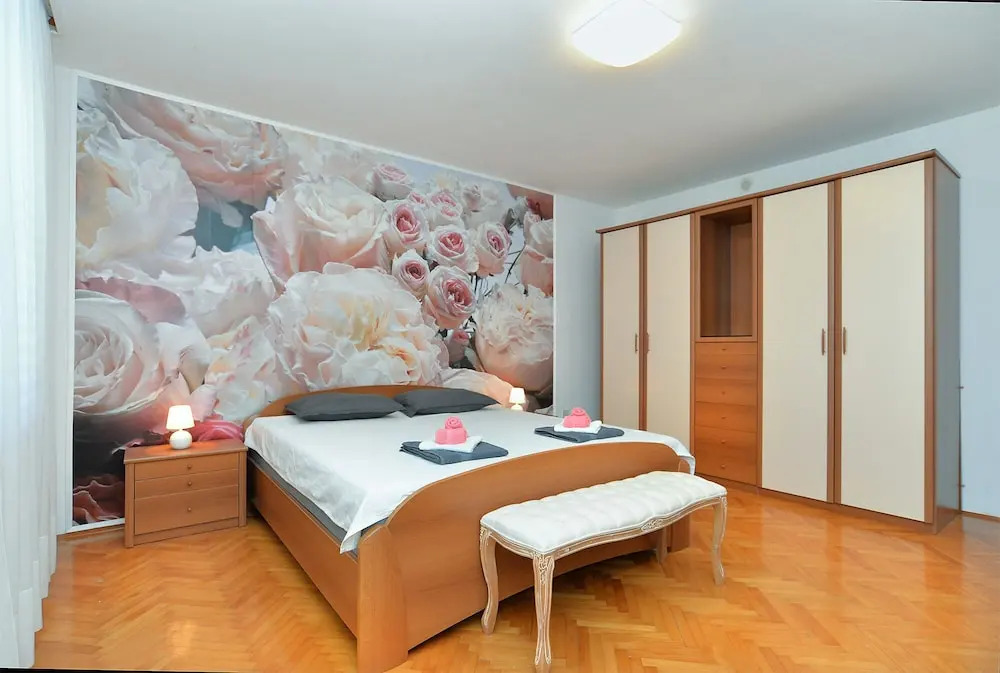 Apartment 1933