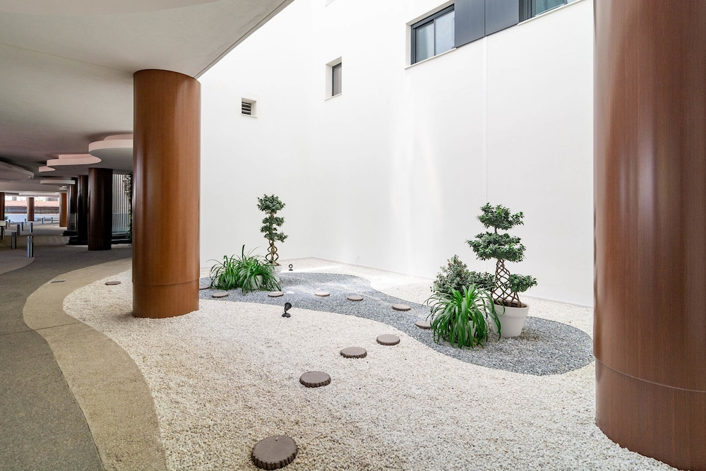 Inf2.4e - Modern 2-bed Apt With Roof top Pool