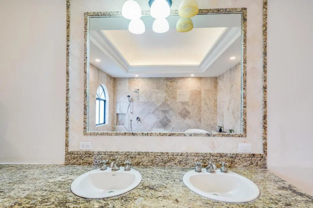 Lagoon & Beach Steps Away 5-bdrm Villa Elegancia