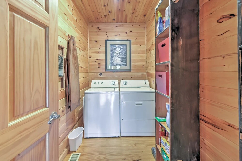 Dream Catcher: Luxe Cabin w/ Large Deck + Mtn View