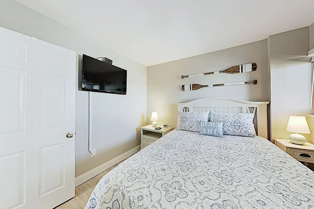 New Listing! Chic Ocean-View Condo W/ Rooftop Deck Condo