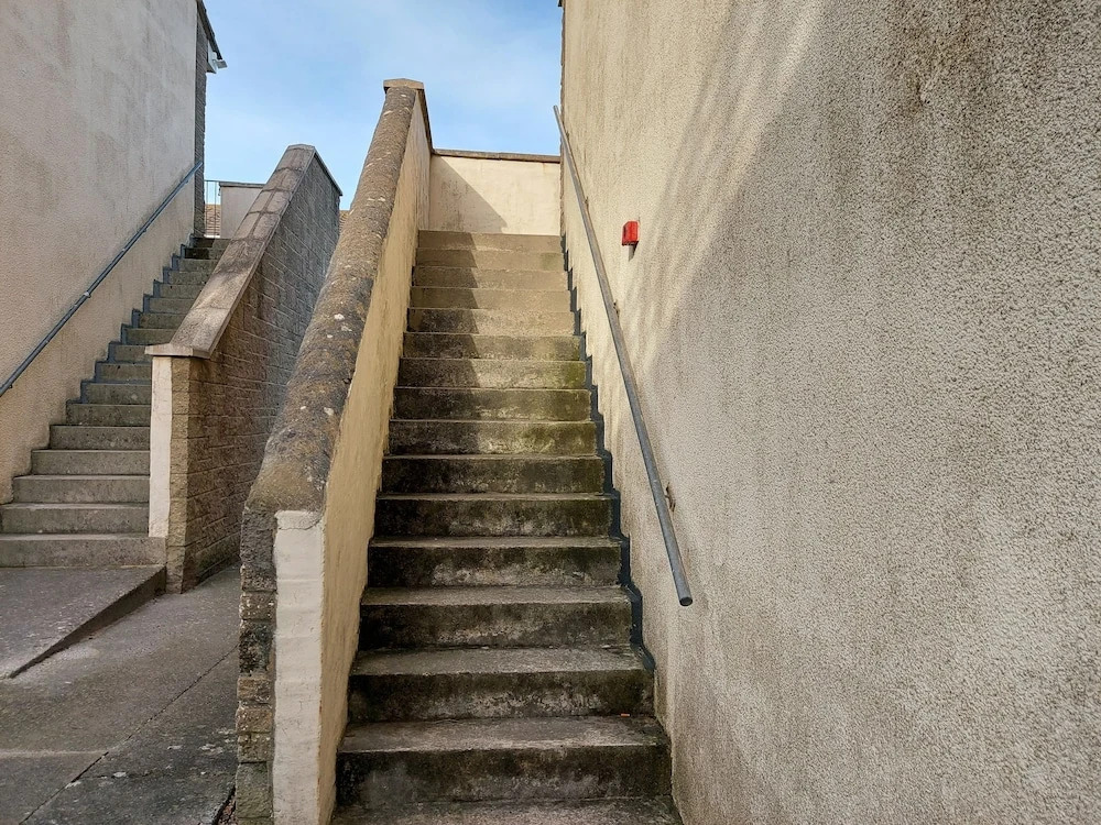 1st Floor Hillview 2 Bedroomed Central Location