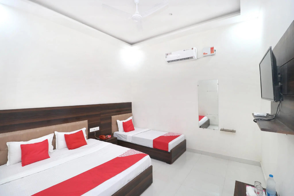 OYO 16379 Hotel LivInn Hub
