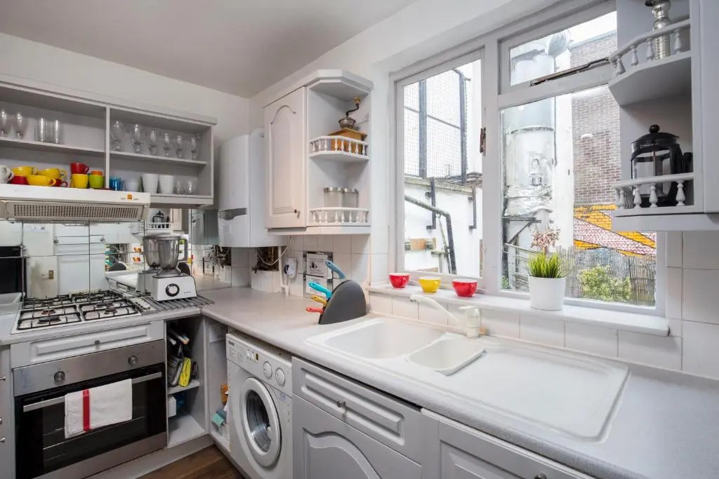 Modernised Apartments 1 and 2 Bedrooms Option Terrace and Balcony High Street