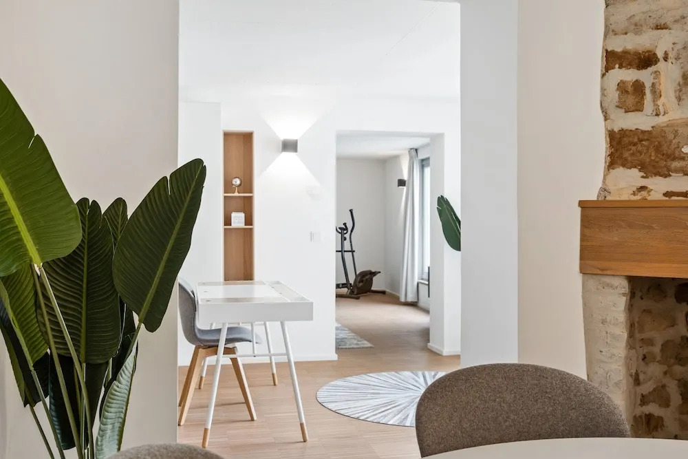 Modern Apt Old Town w Panoramic View ID4