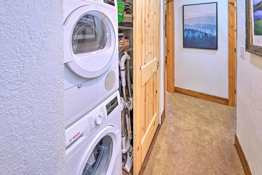 Cozy & Chic Mountain Condo w/ Community Perks