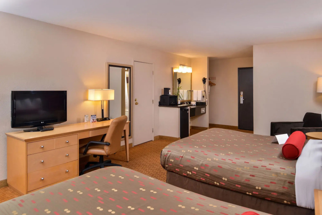 Clackamas Inn and Suites