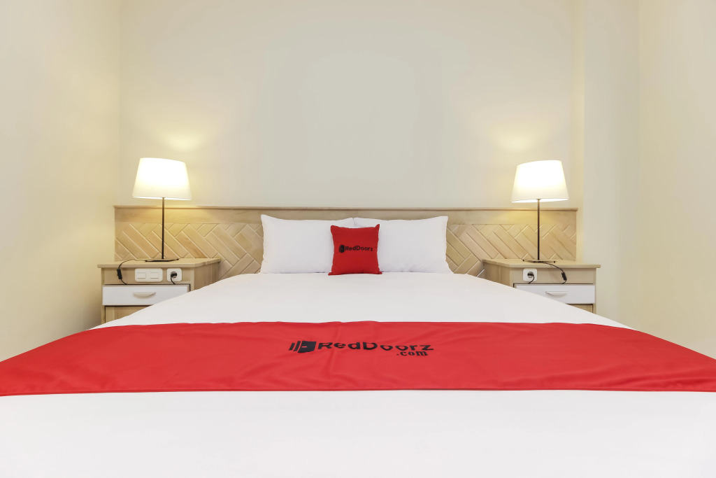 RedDoorz Premium near Ragunan Zoo 2