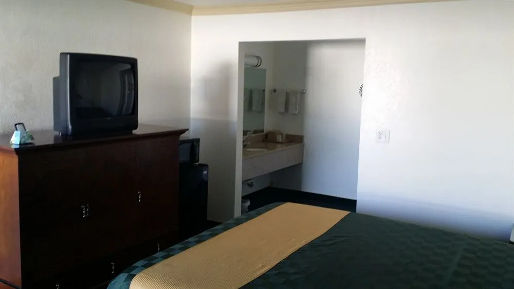 Desert Mirage Inn & Suites
