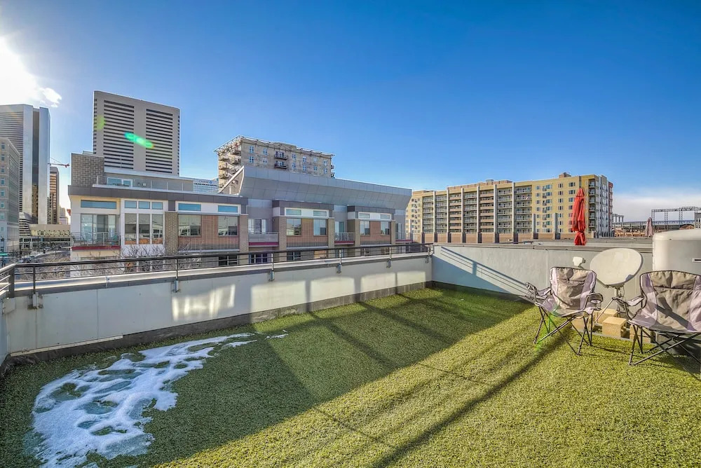 Luxe 3 Story Loft Rooftop Deck City Views!