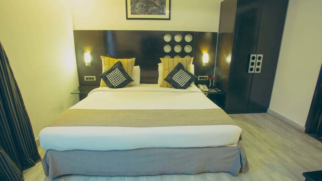 Hotel Thirty Three