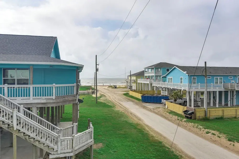 1 Block to Shore: Crystal Beach Gem, Deck & Views