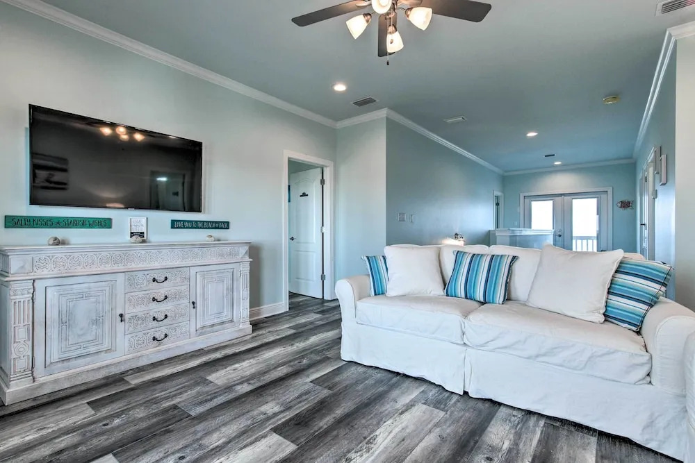Luxe Stilted Home w/ Kayaks: Walk to Beach