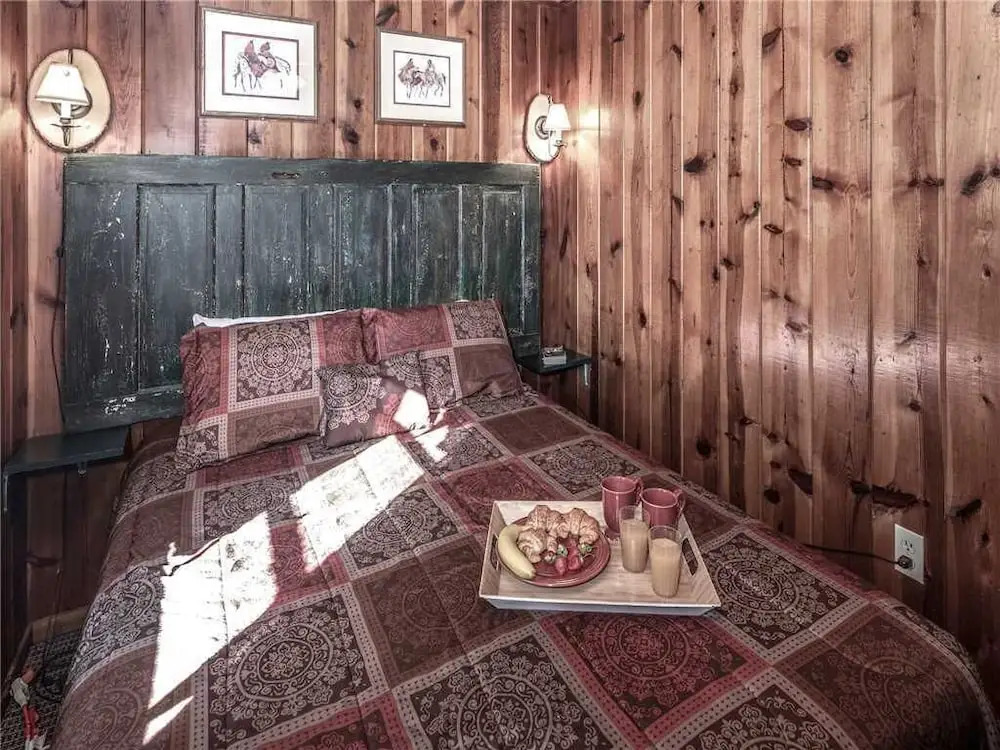 Perfect Cabin, 2 Bedrooms, Fireplace, Midtown, Sleeps 5