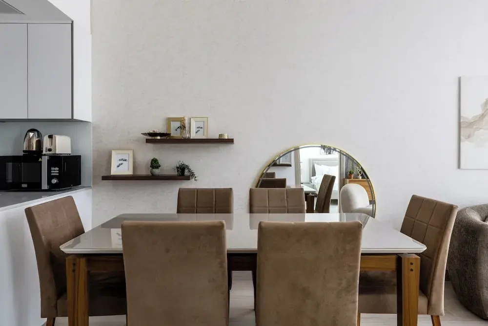 Waves - Urban Chic 1BR Apt With Maid
