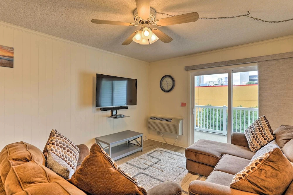 Walk to Ocean: Cozy Condo in North Myrtle Beach!