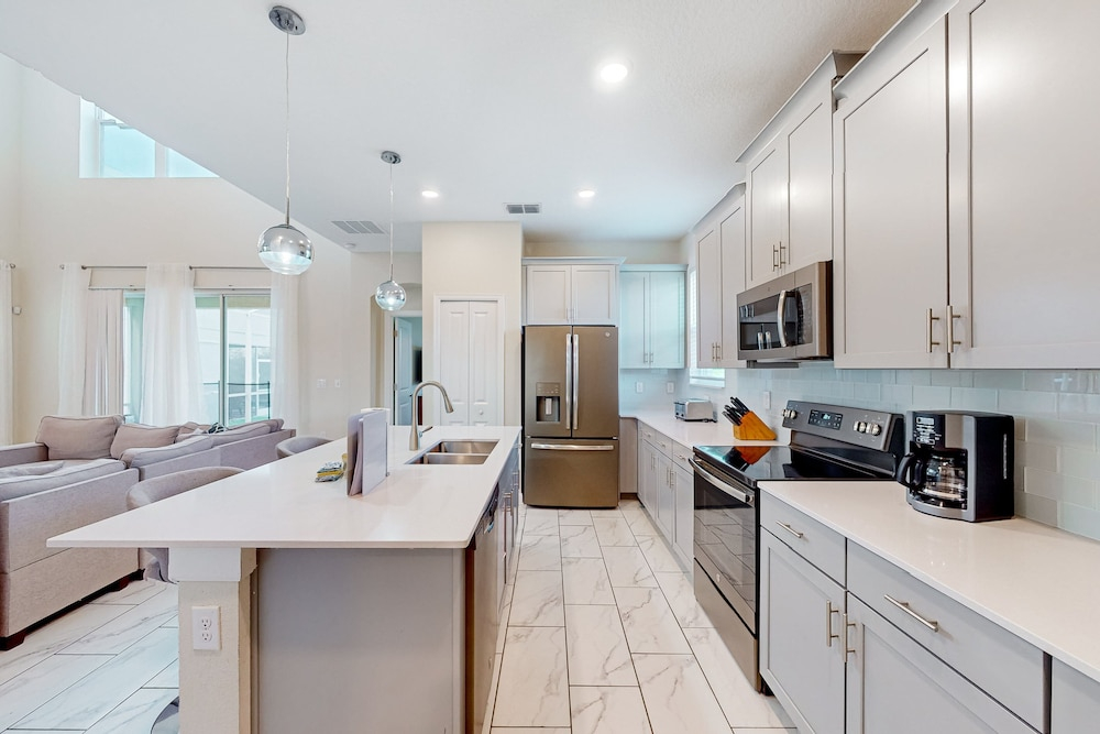 Luxury Home With a Private Pool & Game Room - Resort Amenities, Great Location