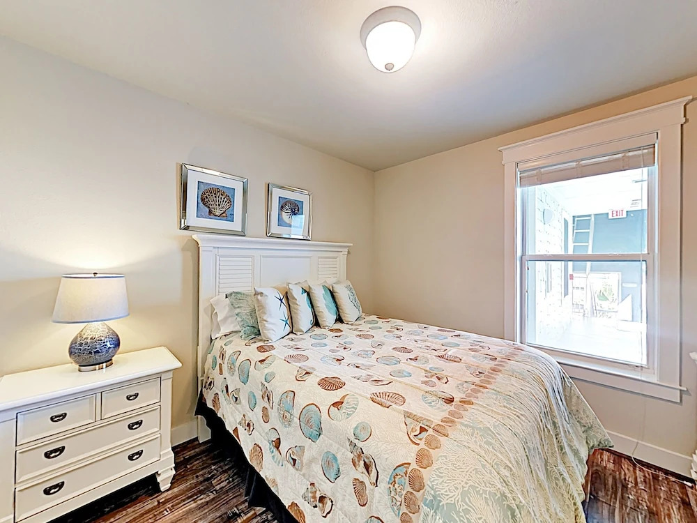 New Listing! Bay-view Gem W/ Pool, Hot Tub & Beach 2 Bedroom Condo