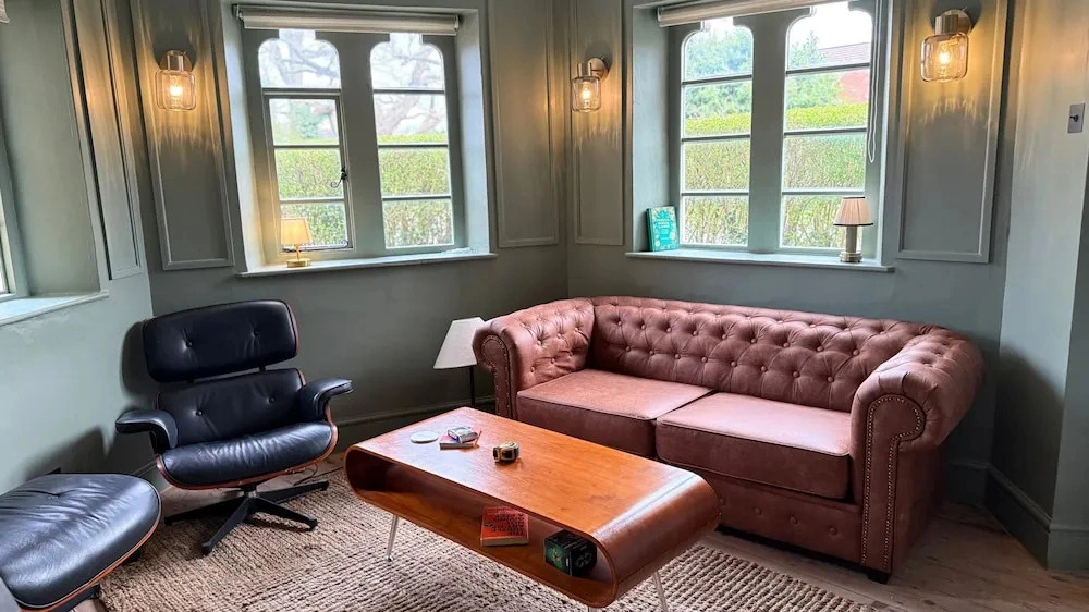 Cotswolds Castle, Sleeps 8 With Enclosed Garden
