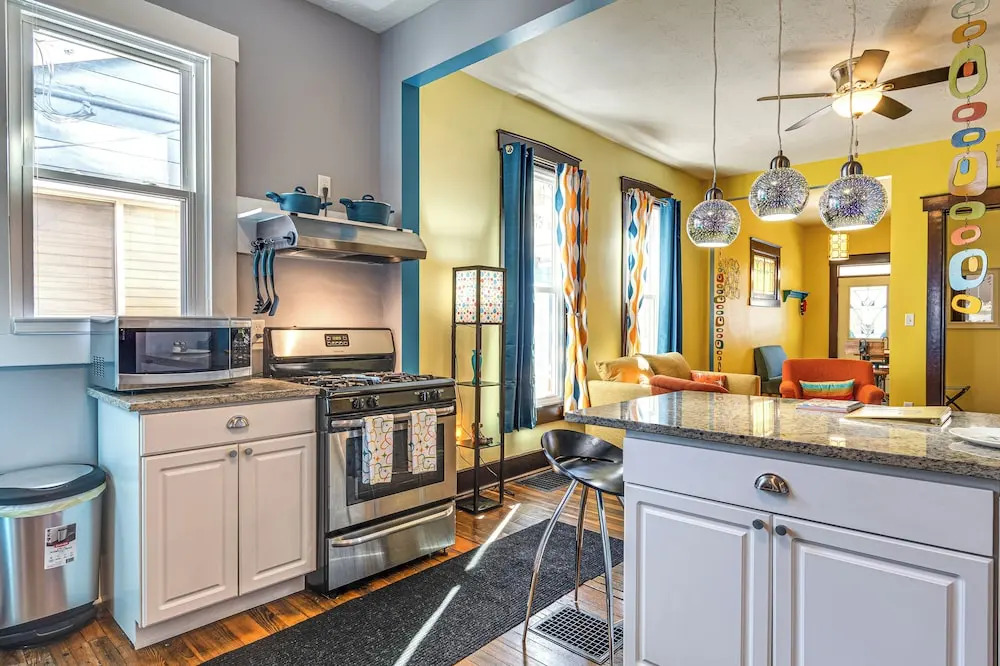 Retro-inspired Indy Home: Walk to Fountain Square!