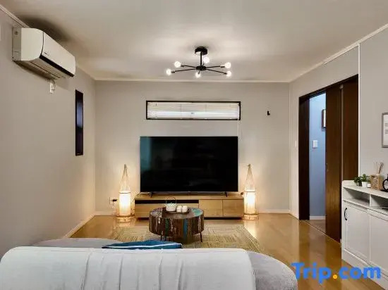"Jialin"  2-12 people, 4 bedrooms, 2 showers, 1 living room, 1 kitchen, 1 parking space