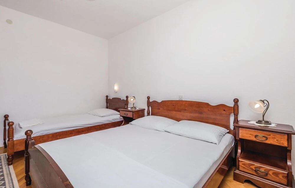 Stunning Home in Barbat With Wifi and 3 Bedrooms