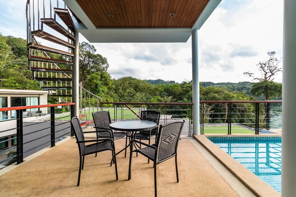 Villa Paradesa by Lofty