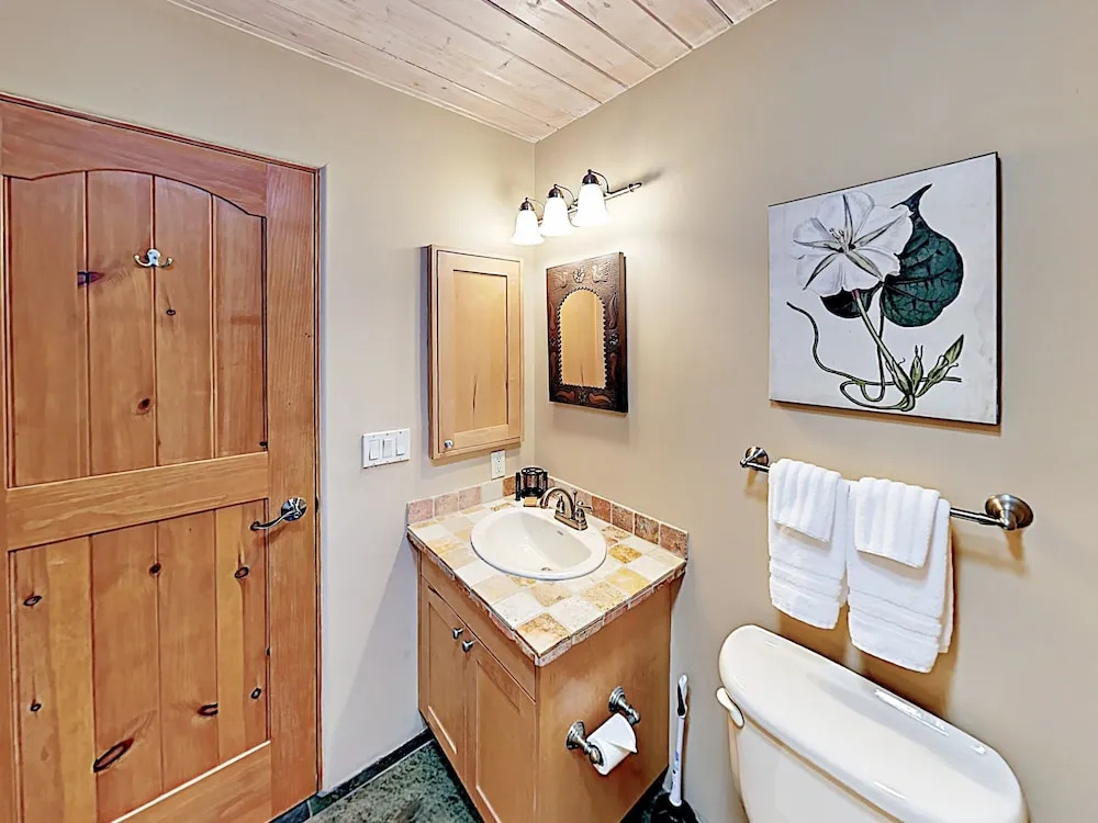 Cozy Oasis Near Plaza W/ Private Backyard & Grill 2 Bedroom Home