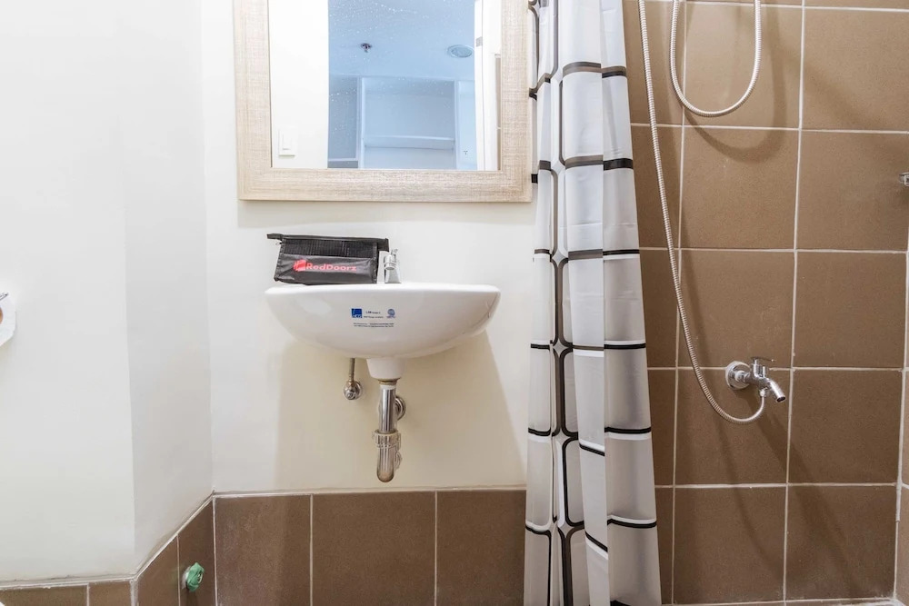 RedDoorz Premium @ Vista Heights Legarda