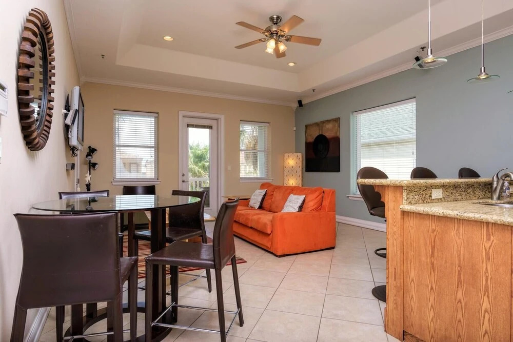 Sleeps 6 in a 4plex w Pool, Only a Block to Beach