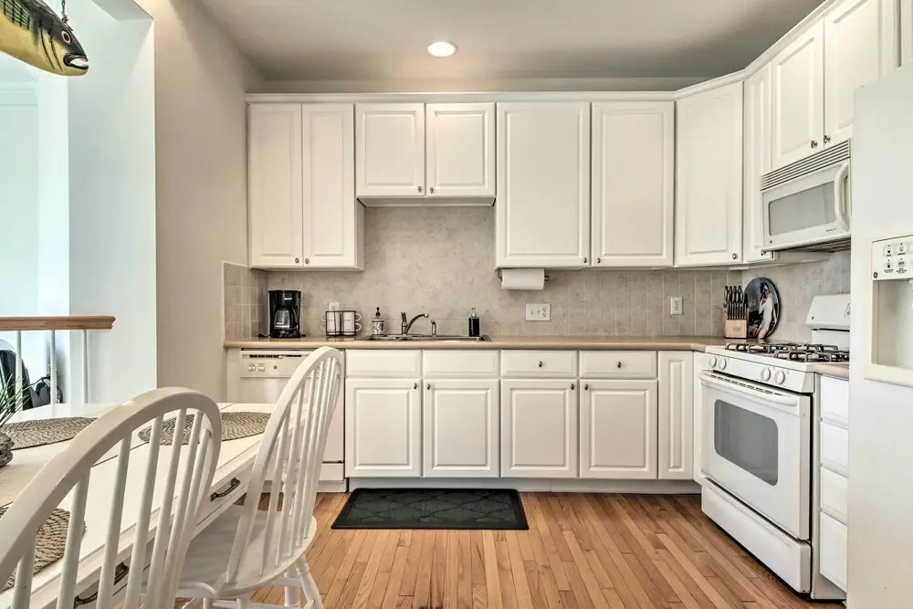 2 Mi to Bethany Beach: Condo w/ Deck & Pool Access