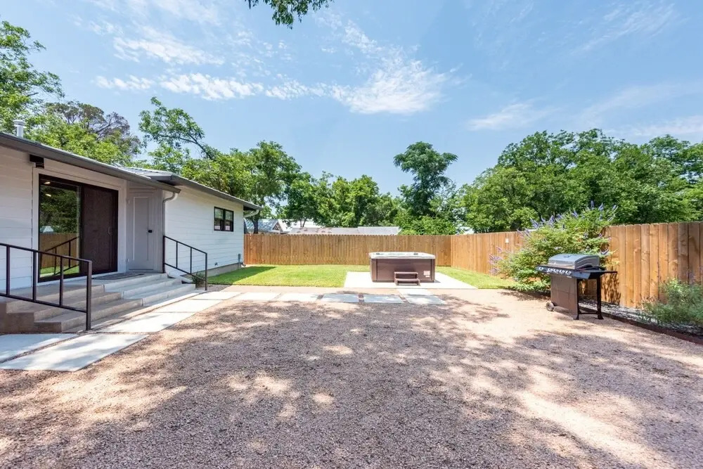 Zander Haus 3 Bedroom Home by RedAwning