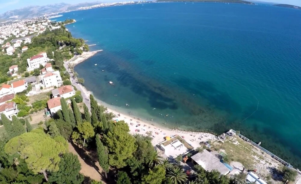 Spacious Apartment w Patio 40m From the Beach