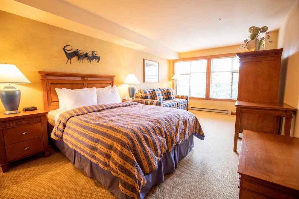 3309b - Queen Standard Powderhorn Lodge 1 Bedroom Hotel Room by RedAwning