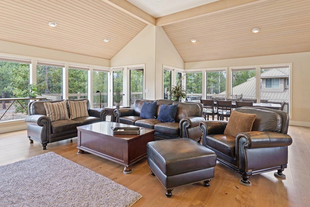 Elegant Family Retreat With Hot Tub