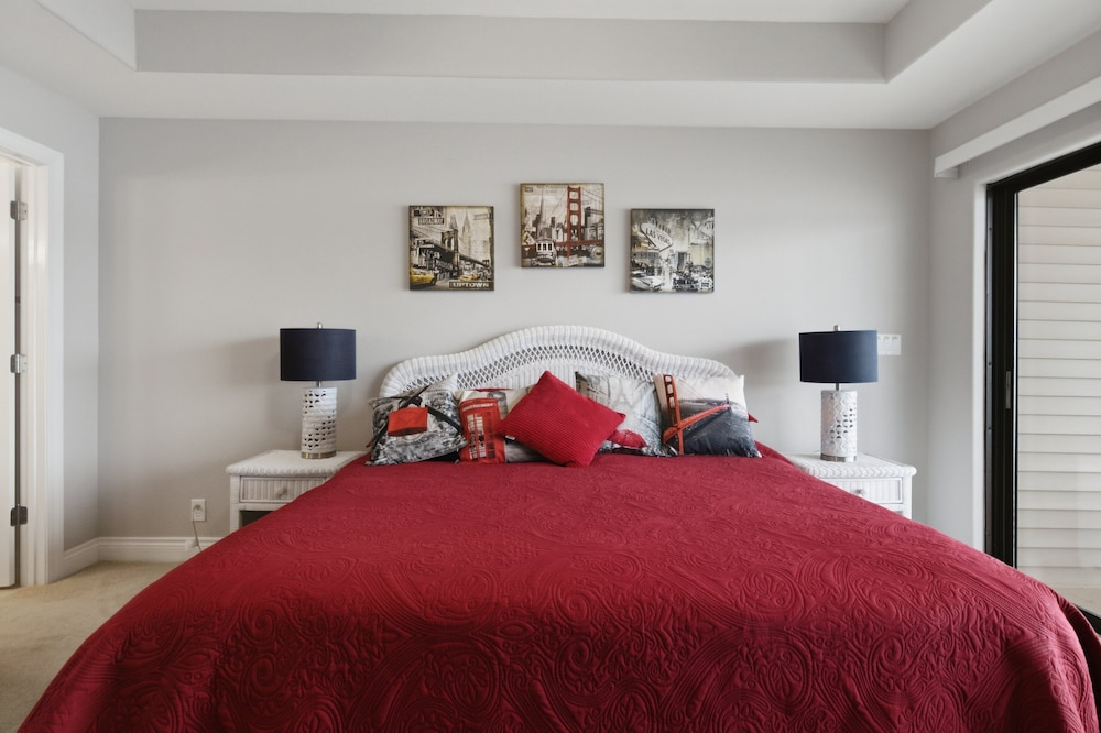 Lakeview Condo at The Falls w/ Wraparound Screened Porch, 2 PWC Slips & Pools at 2 MM