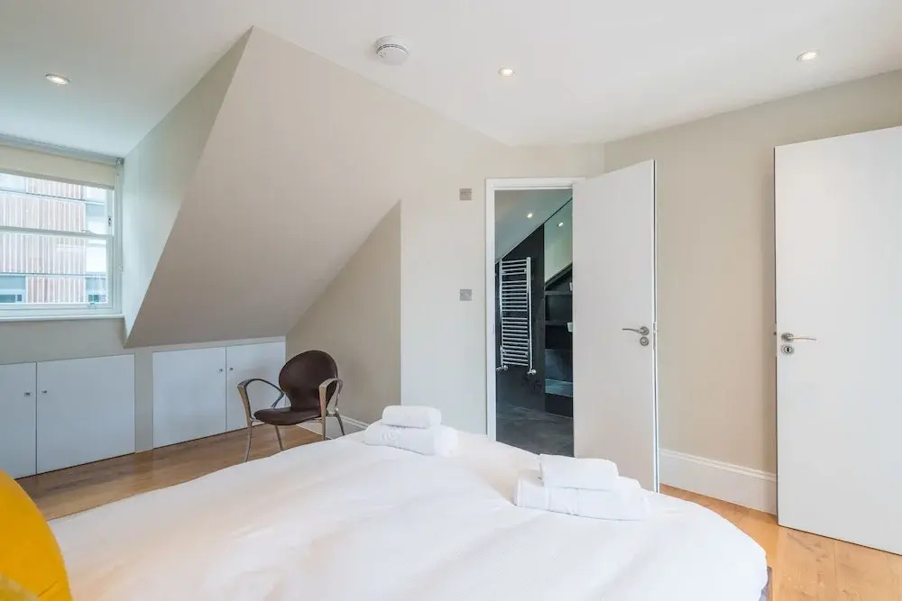Delightful Dalston Home with Beautiful Balcony