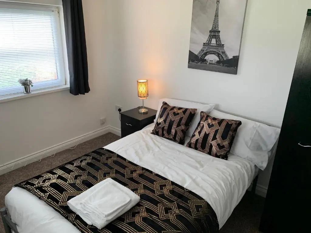 5 bedrooms, 2 Reception Rooms, 2 Shower Rooms, Sleeps up to 7, Parking, Free WiFi & Netflix, Large Garden